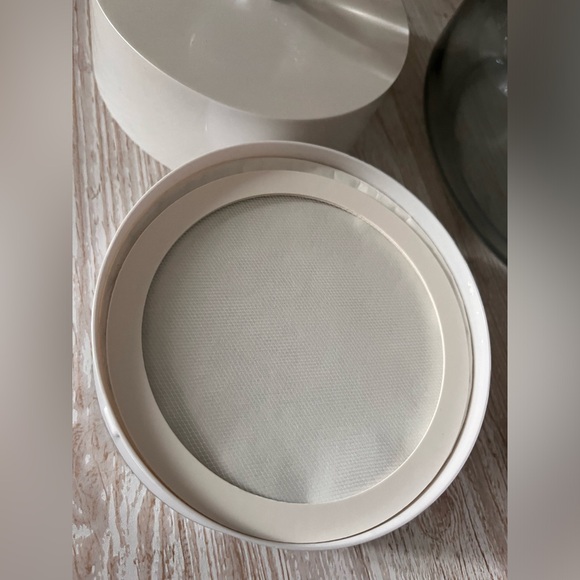 Oscar de la Renta Dusting Powder - Picture 2 of 5